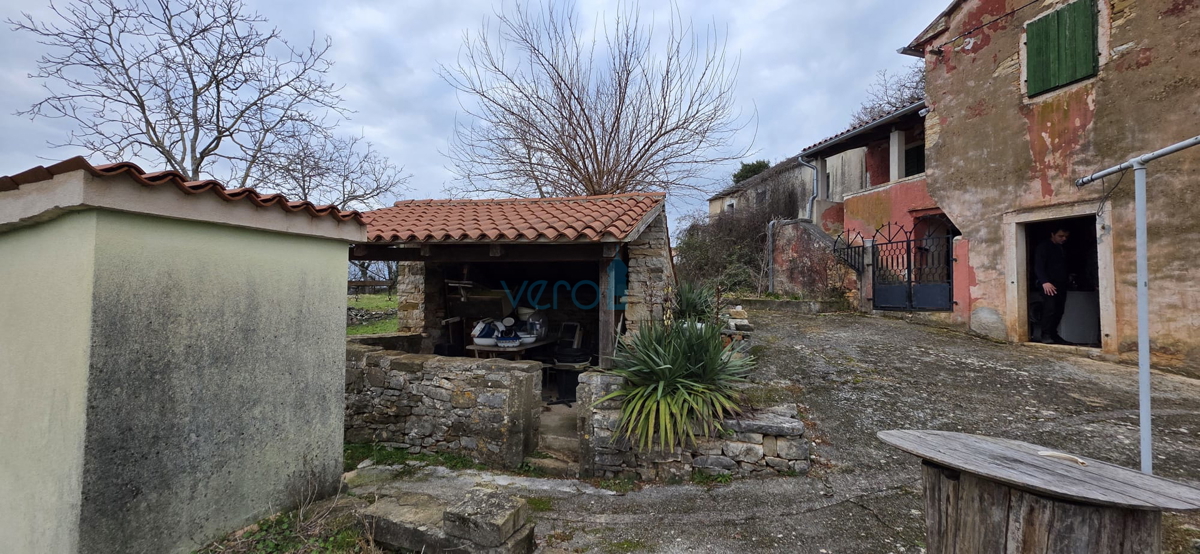 Istra, Oprtalj, proprietà 2735 m2, quattro case con terreno, vendita