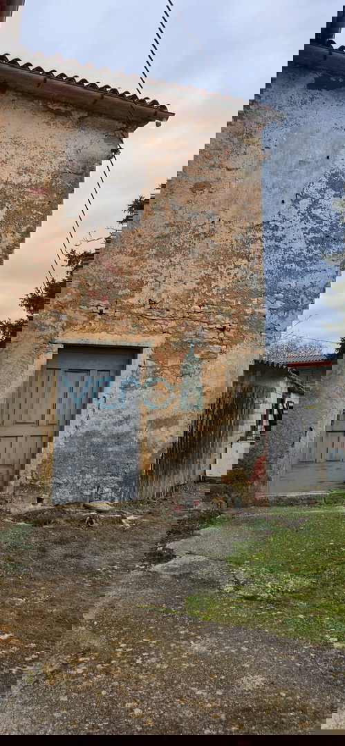 Istra, Oprtalj, proprietà 2735 m2, quattro case con terreno, vendita