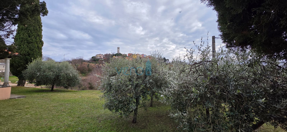 Istra, Oprtalj, proprietà 2735 m2, quattro case con terreno, vendita