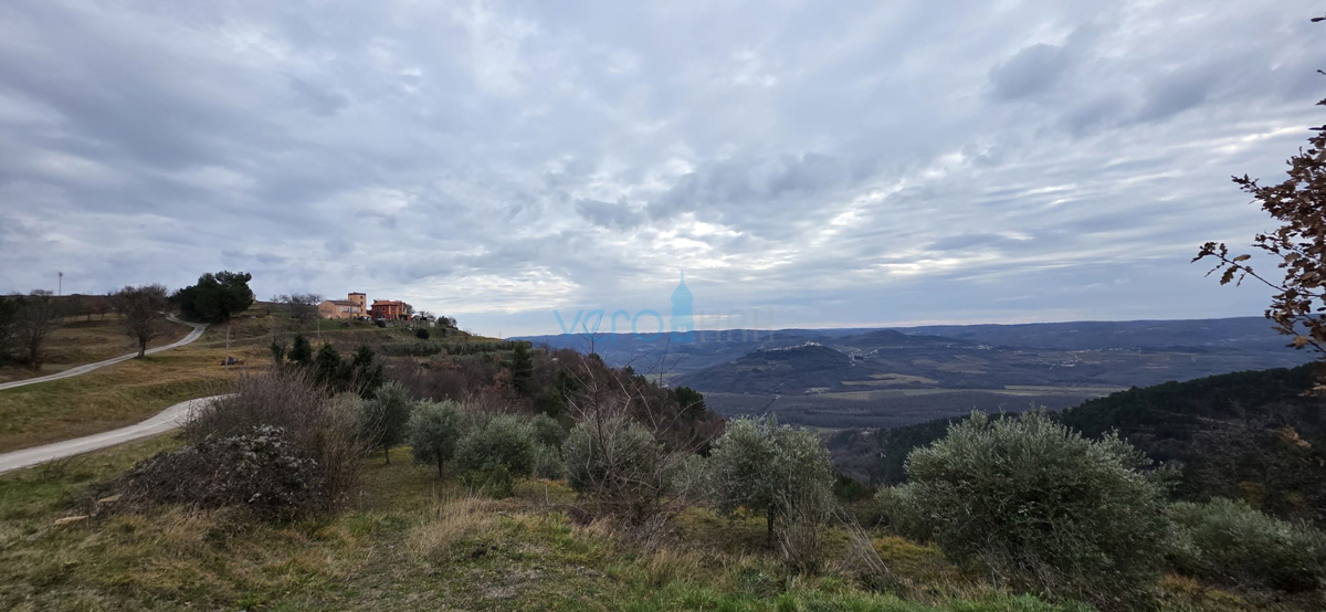 Istra, Oprtalj, proprietà 2735 m2, quattro case con terreno, vendita