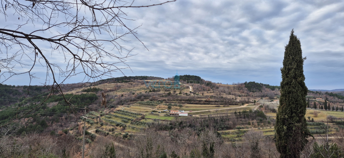 Istra, Oprtalj, proprietà 2735 m2, quattro case con terreno, vendita