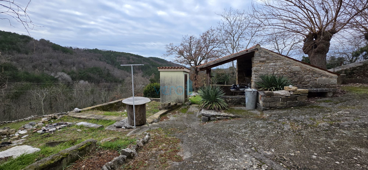 Istra, Oprtalj, proprietà 2735 m2, quattro case con terreno, vendita