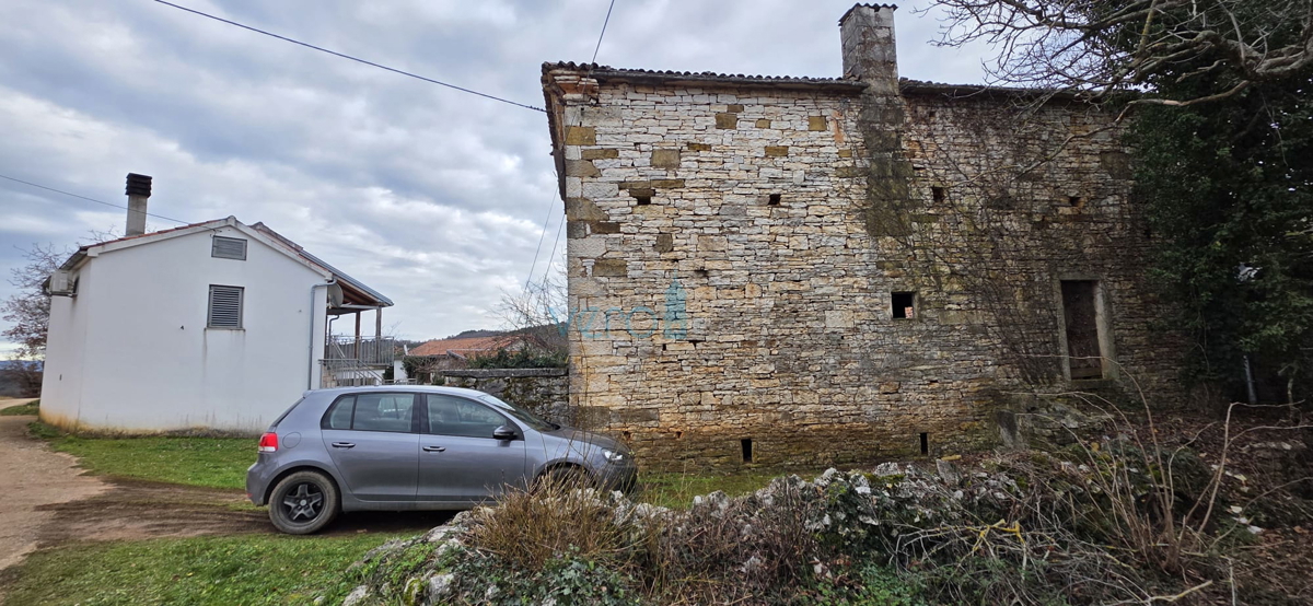 Istra, Oprtalj, proprietà 2735 m2, quattro case con terreno, vendita