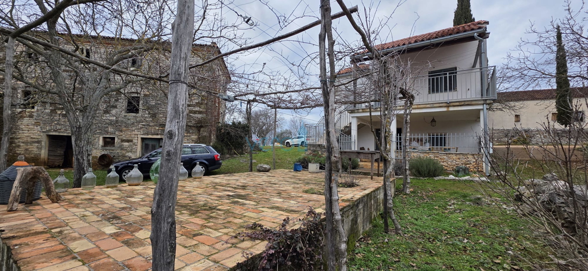 Istra, Oprtalj, proprietà 2735 m2, quattro case con terreno, vendita