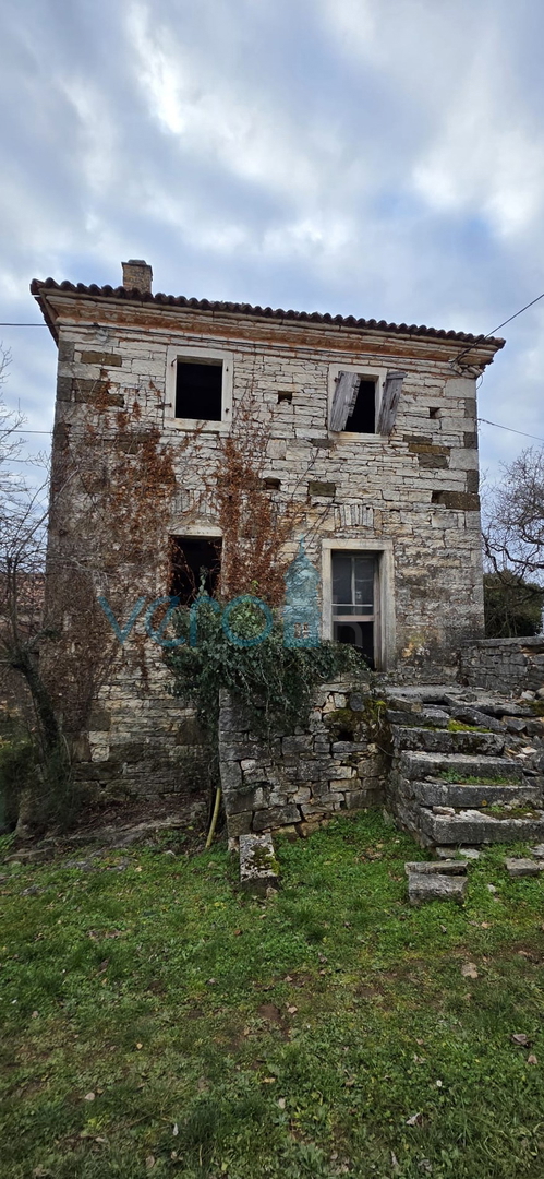 Istra, Oprtalj, proprietà 2735 m2, quattro case con terreno, vendita