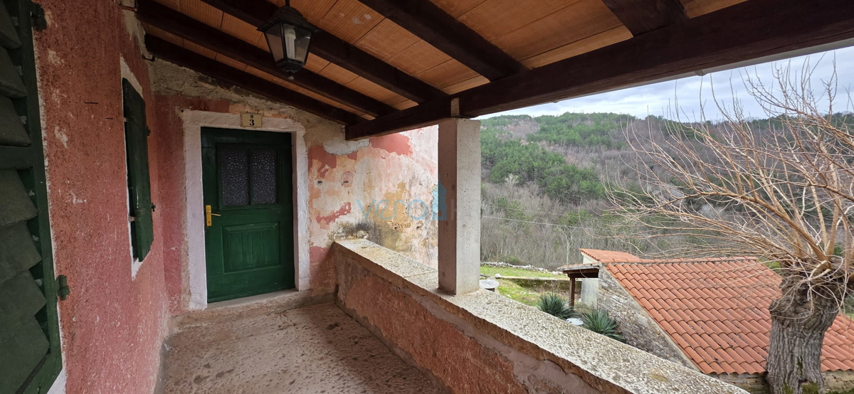 Istra, Oprtalj, proprietà 2735 m2, quattro case con terreno, vendita