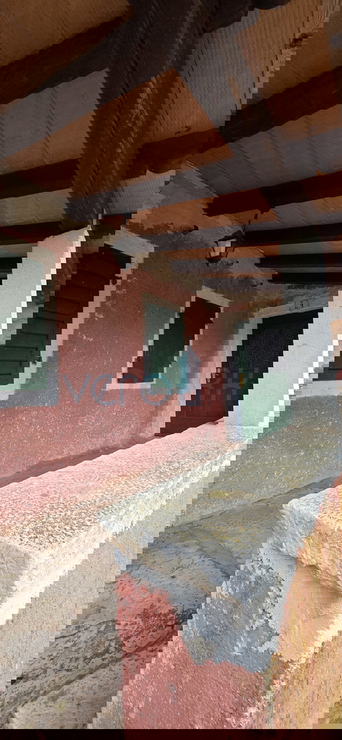 Istra, Oprtalj, proprietà 2735 m2, quattro case con terreno, vendita