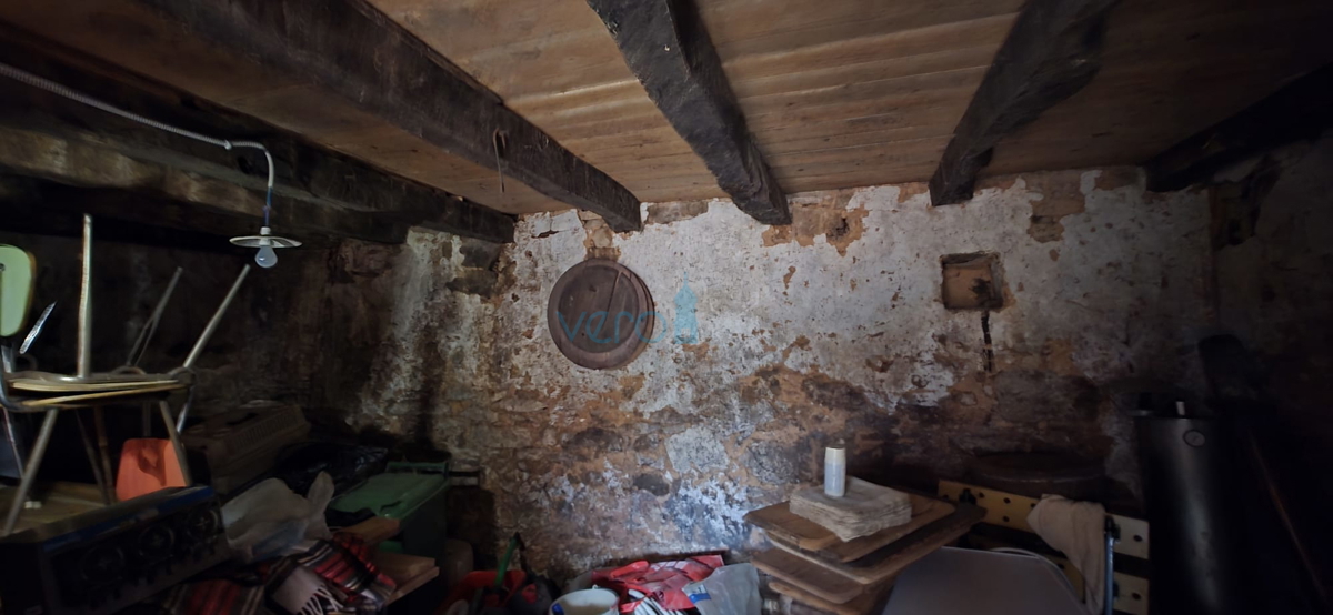 Istra, Oprtalj, proprietà 2735 m2, quattro case con terreno, vendita