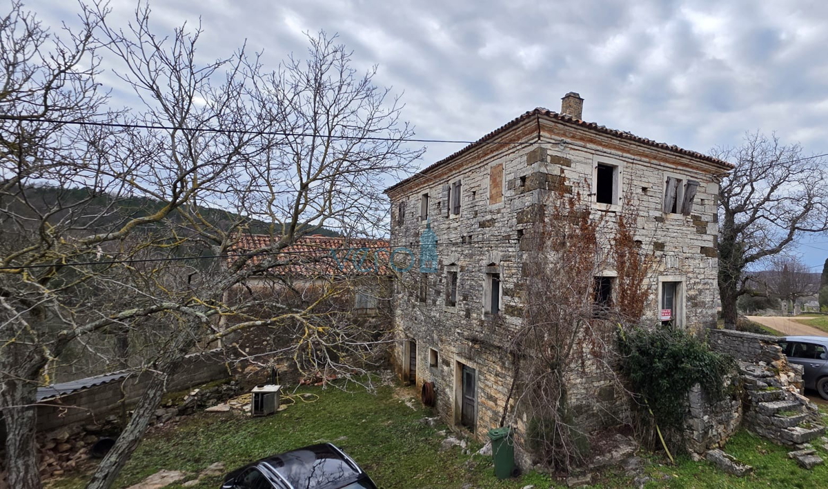 Istra, Oprtalj, proprietà 2735 m2, quattro case con terreno, vendita