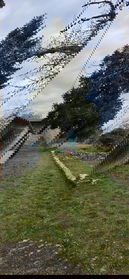 Istra, Oprtalj, proprietà 2735 m2, quattro case con terreno, vendita