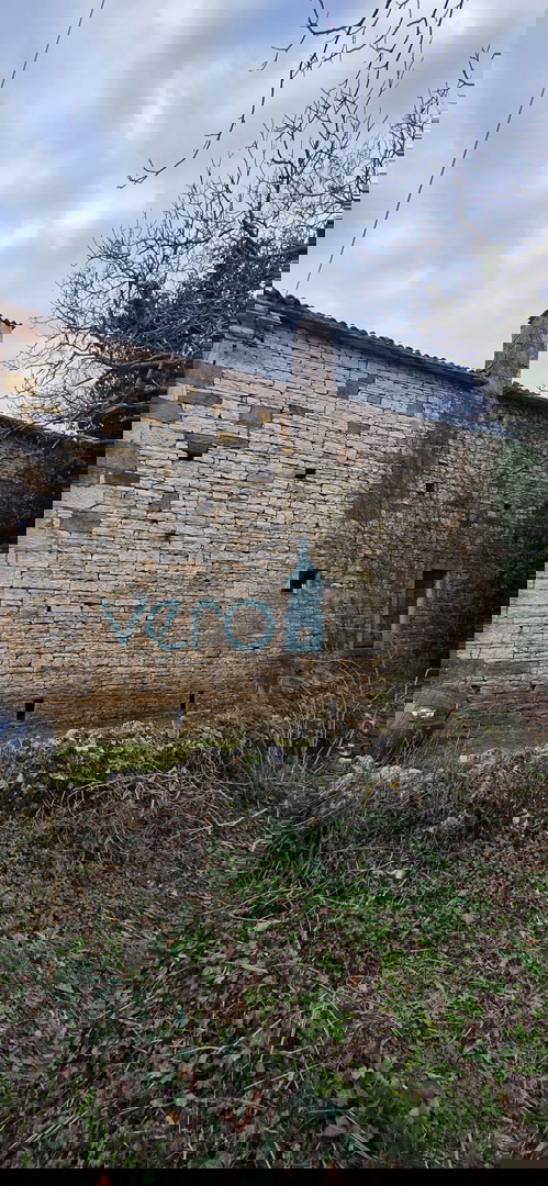 Istra, Oprtalj, proprietà 2735 m2, quattro case con terreno, vendita