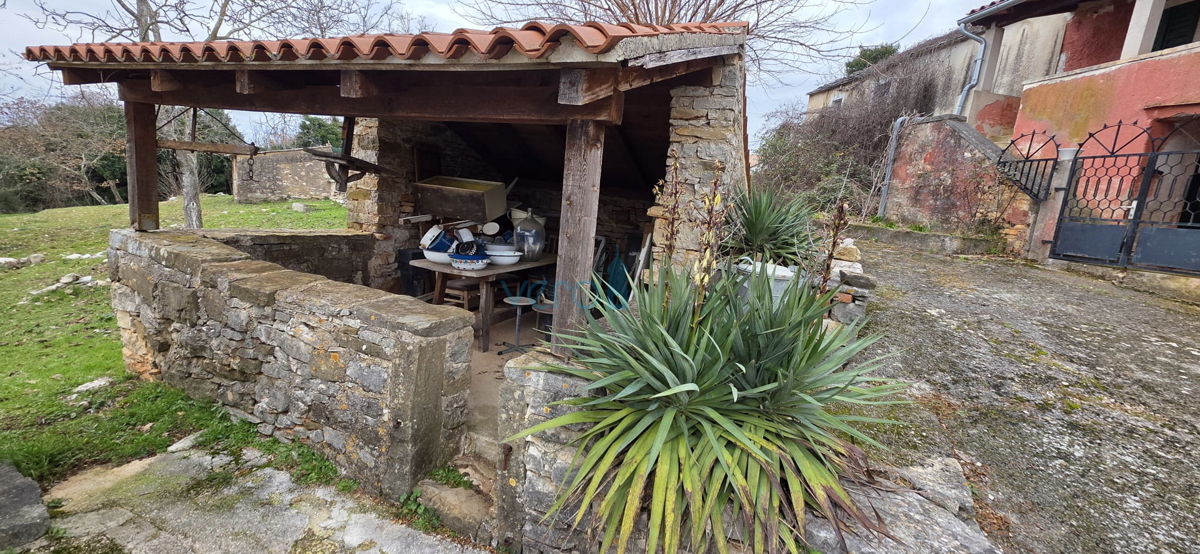 Istra, Oprtalj, proprietà 2735 m2, quattro case con terreno, vendita