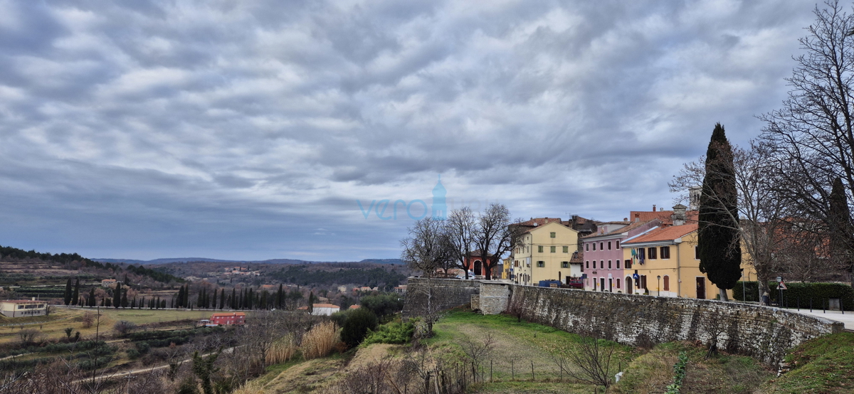 Istra, Oprtalj, proprietà 2735 m2, quattro case con terreno, vendita