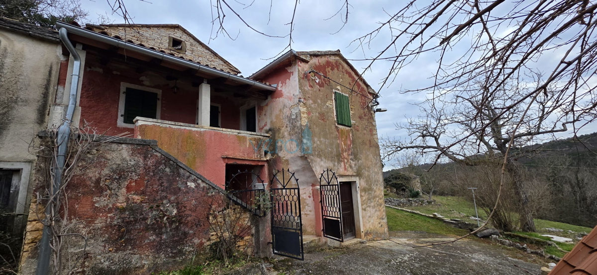 Istra, Oprtalj, proprietà 2735 m2, quattro case con terreno, vendita