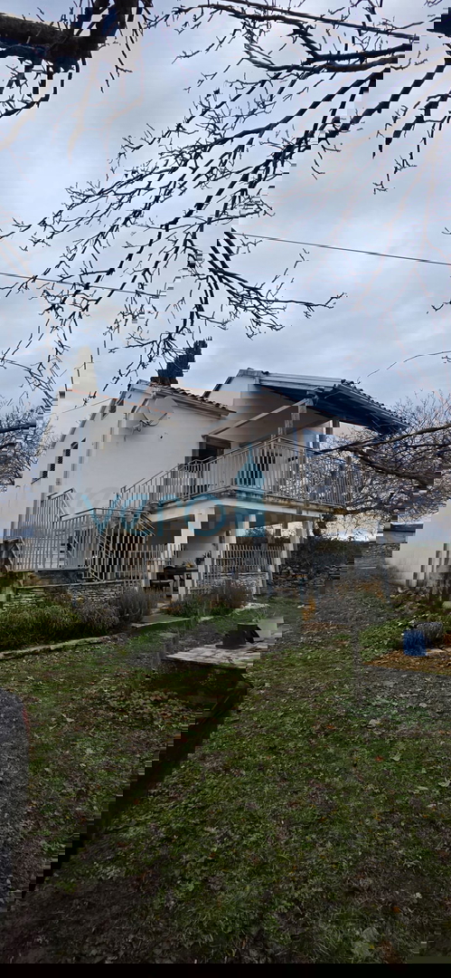 Istra, Oprtalj, proprietà 2735 m2, quattro case con terreno, vendita