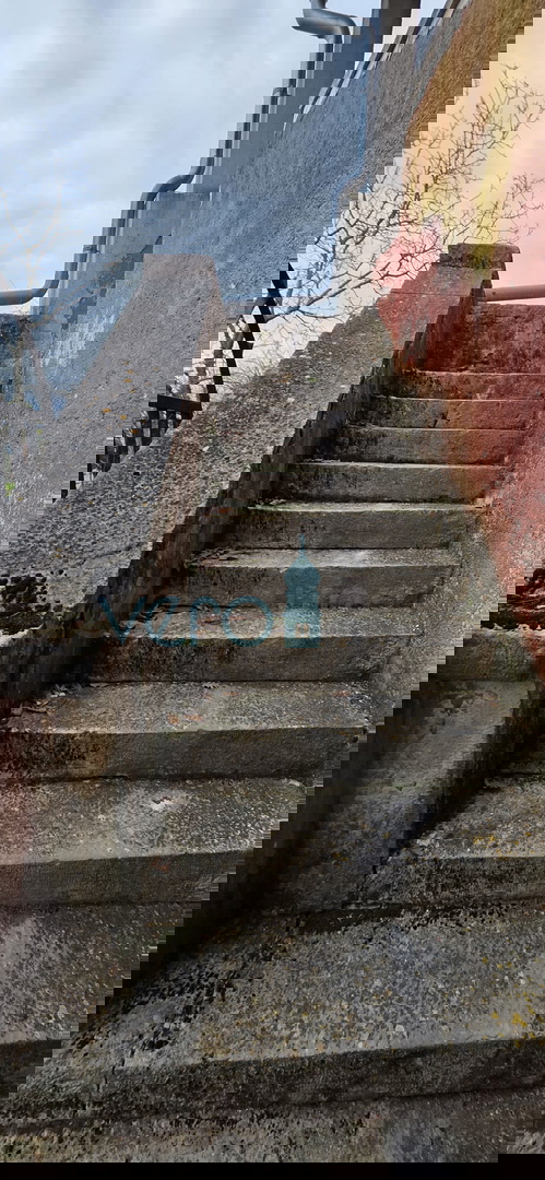 Istra, Oprtalj, proprietà 2735 m2, quattro case con terreno, vendita