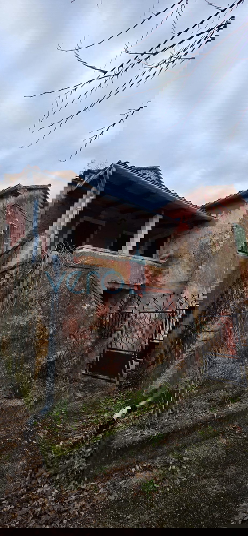 Istra, Oprtalj, proprietà 2735 m2, quattro case con terreno, vendita