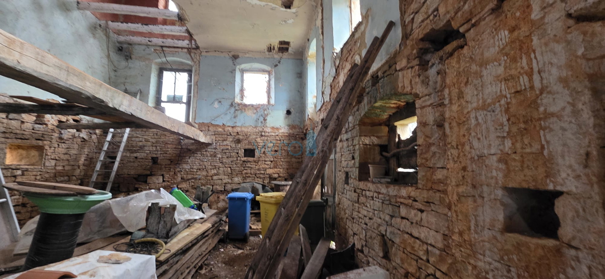 Istra, Oprtalj, proprietà 2735 m2, quattro case con terreno, vendita