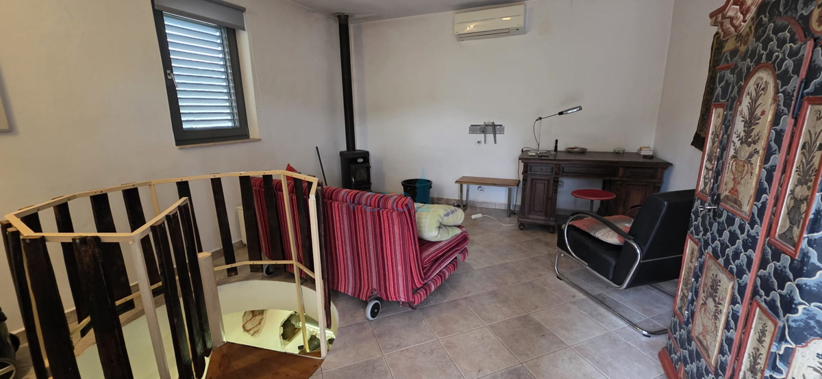 Istra, Oprtalj, proprietà 2735 m2, quattro case con terreno, vendita