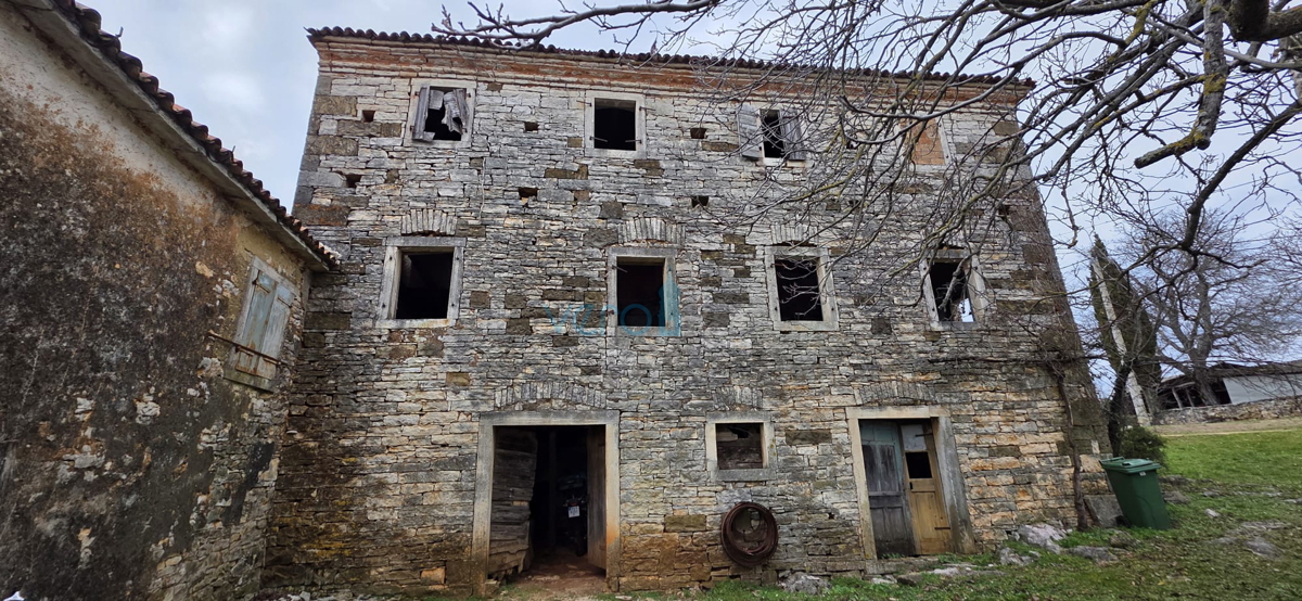 Istra, Oprtalj, proprietà 2735 m2, quattro case con terreno, vendita