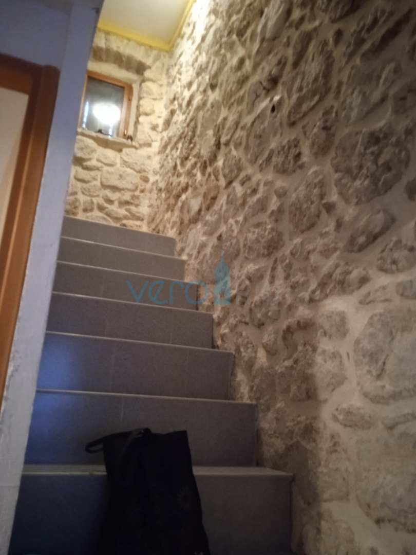 Vrbnik, isola di Krk, casa in pietra ristrutturata nel cuore del centro storico con vista sul mare