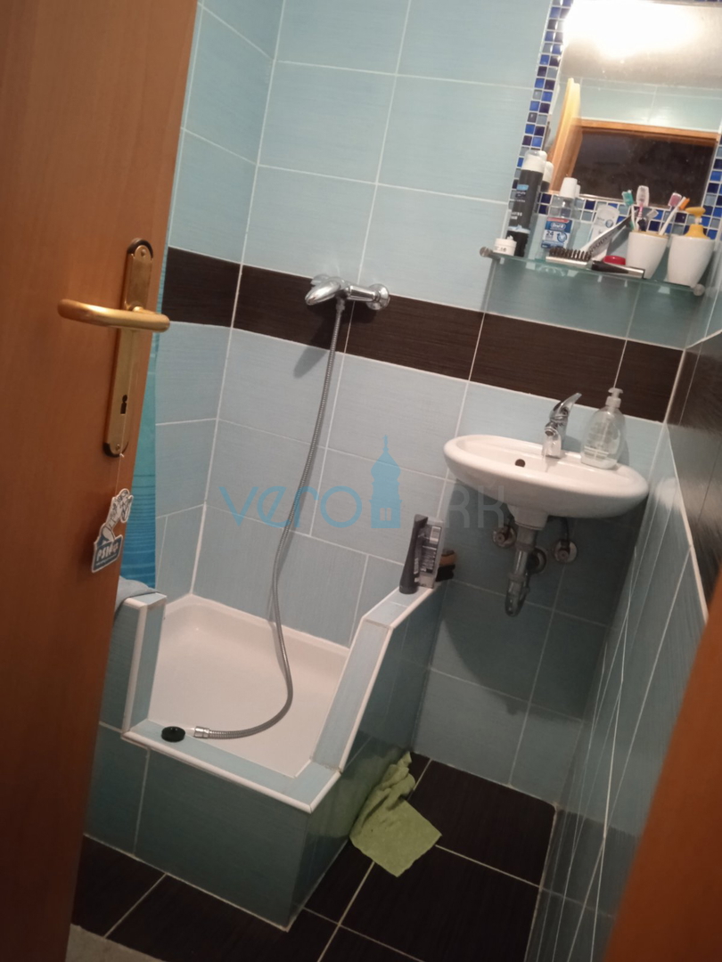 Vrbnik, isola di Krk, casa in pietra ristrutturata nel cuore del centro storico con vista sul mare