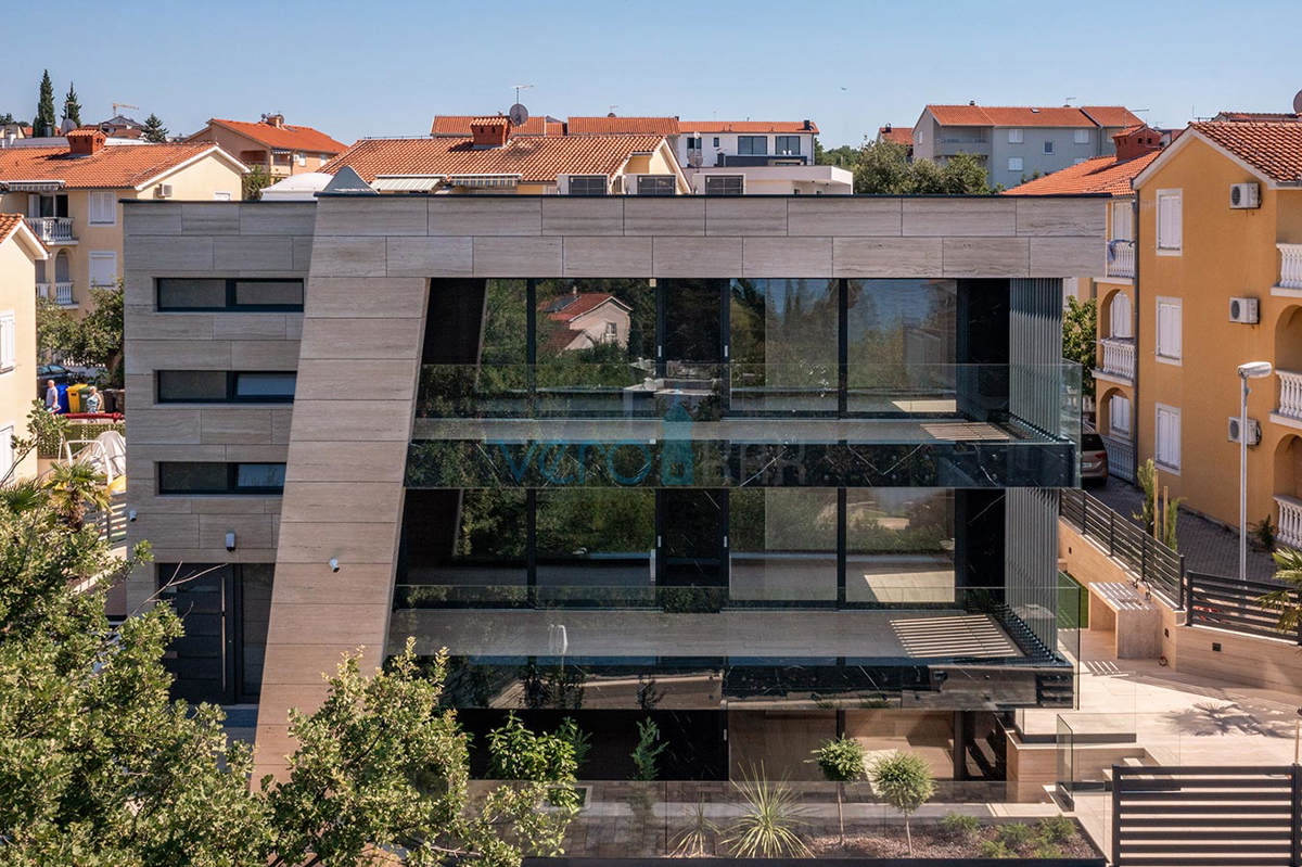 Malinska, appartamento di lusso con piscina, vista, giardino, 80m dal mare, in vendita