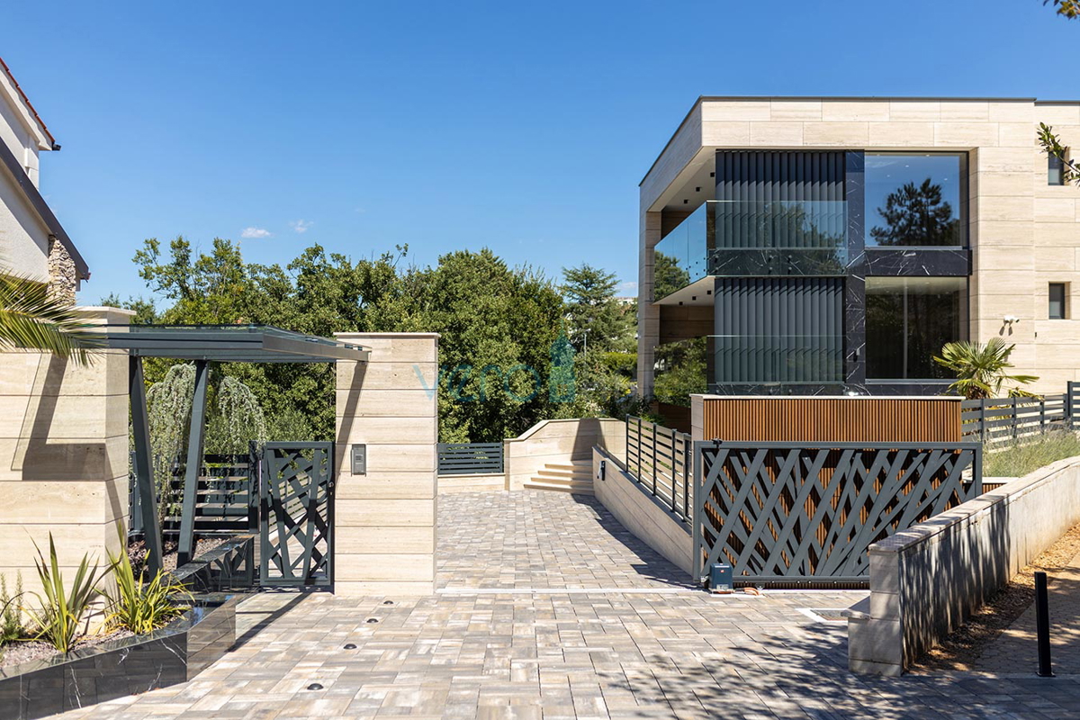 Malinska, appartamento di lusso con piscina, vista, giardino, 80m dal mare, in vendita