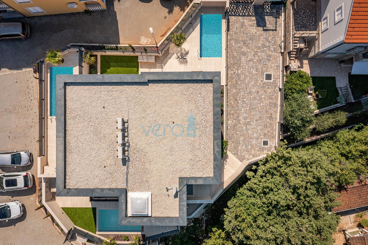 Malinska, appartamento di lusso con piscina, vista, giardino, 80m dal mare, in vendita