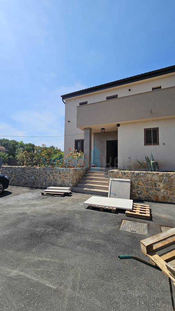 Isola di Krk, città di Krk, zona circostante, casa bifamiliare di nuova costruzione con piscina, giardino, vendita