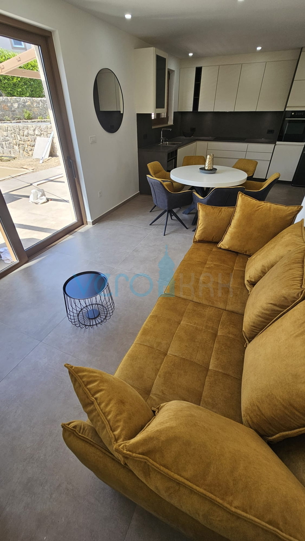 Isola di Krk, città di Krk, zona circostante, casa bifamiliare di nuova costruzione con piscina, giardino, vendita