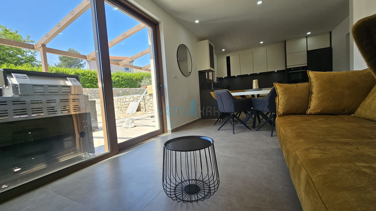 Isola di Krk, città di Krk, zona circostante, casa bifamiliare di nuova costruzione con piscina, giardino, vendita