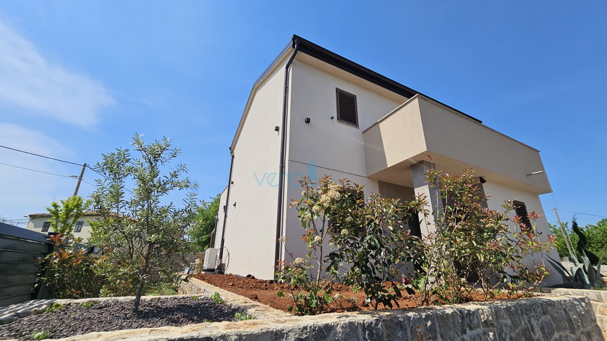 Isola di Krk, città di Krk, zona circostante, casa bifamiliare di nuova costruzione con piscina, giardino, vendita