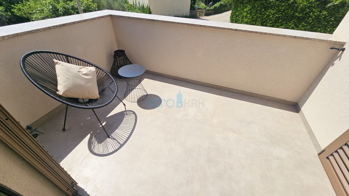 Isola di Krk, città di Krk, zona circostante, casa bifamiliare di nuova costruzione con piscina, giardino, vendita