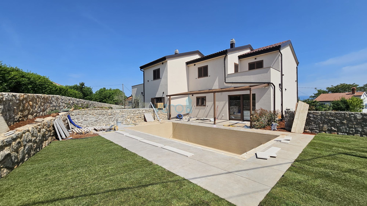Isola di Krk, città di Krk, zona circostante, casa bifamiliare di nuova costruzione con piscina, giardino, vendita
