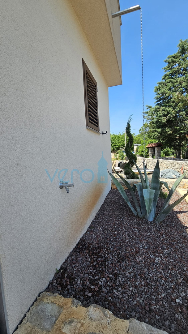 Isola di Krk, città di Krk, zona circostante, casa bifamiliare di nuova costruzione con piscina, giardino, vendita
