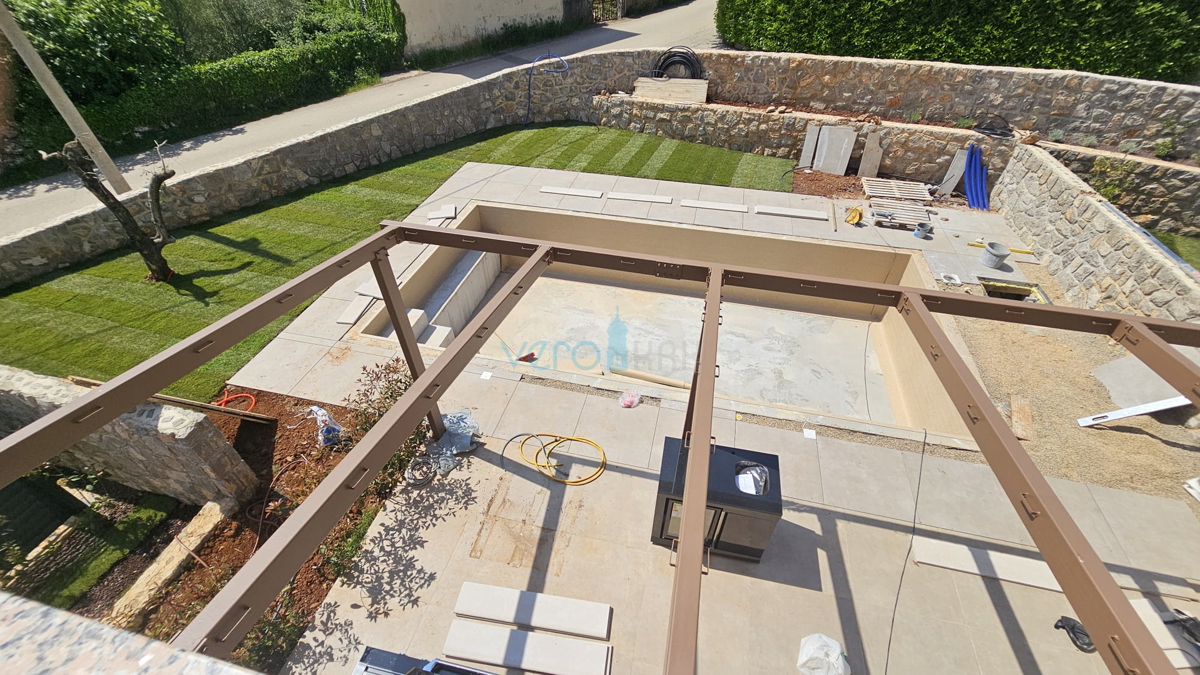 Isola di Krk, città di Krk, zona circostante, casa bifamiliare di nuova costruzione con piscina, giardino, vendita