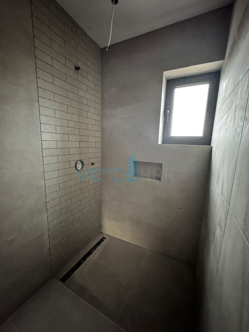 Vrbnik, isola di Krk, nuova costruzione, appartamento al piano terra 117 m2, piscina, vista, giardino, vendita