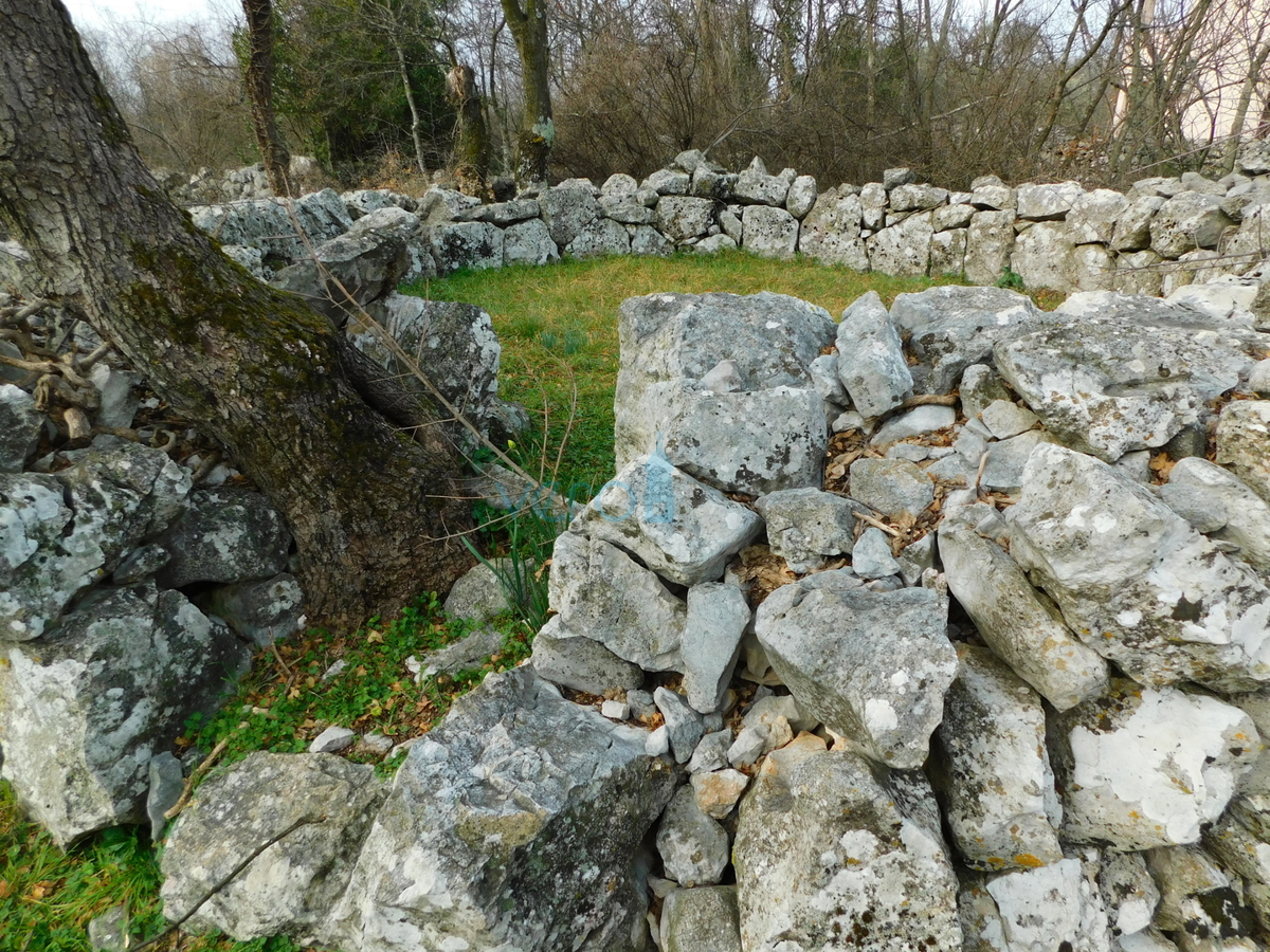 Isola di Krk, zona Dobrinj, vecchia casa da ristrutturare, in vendita