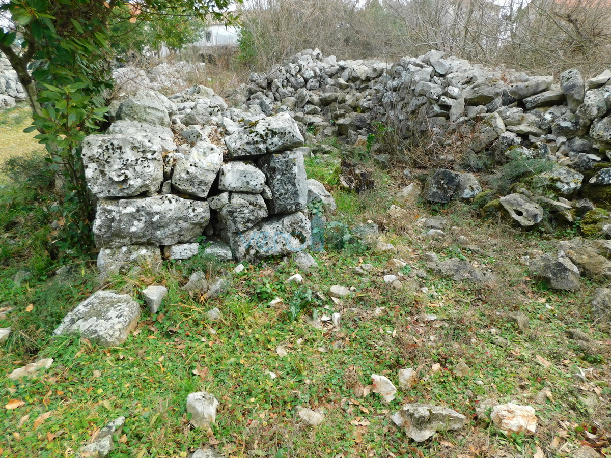 Isola di Krk, zona Dobrinj, vecchia casa da ristrutturare, in vendita