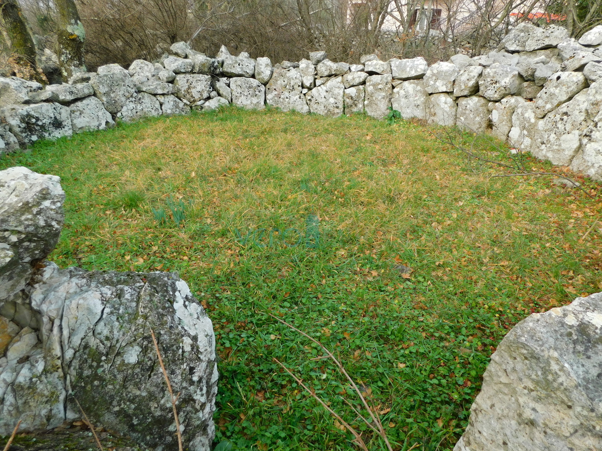 Isola di Krk, zona Dobrinj, vecchia casa da ristrutturare, in vendita