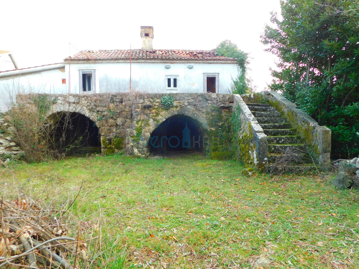 Isola di Krk, zona Dobrinj, vecchia casa da ristrutturare, in vendita