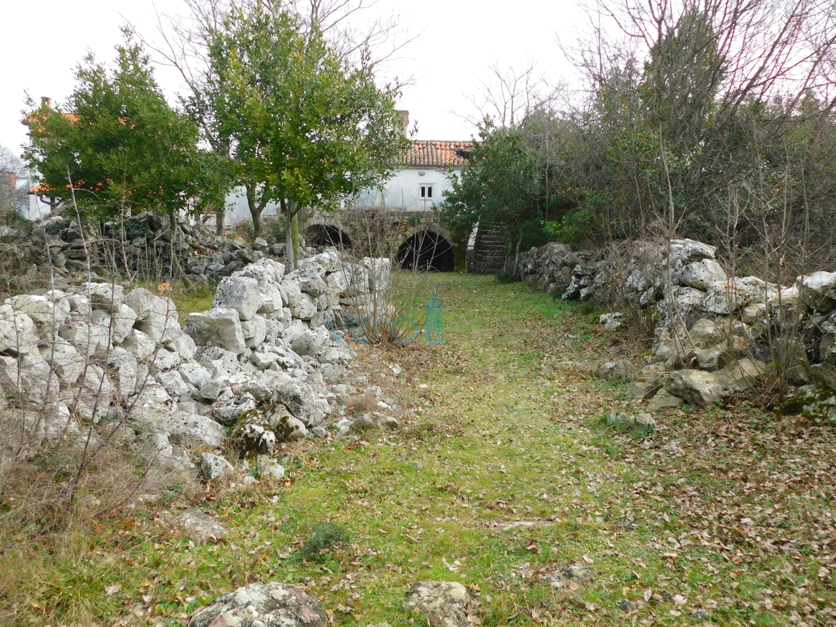 Isola di Krk, zona Dobrinj, vecchia casa da ristrutturare, in vendita