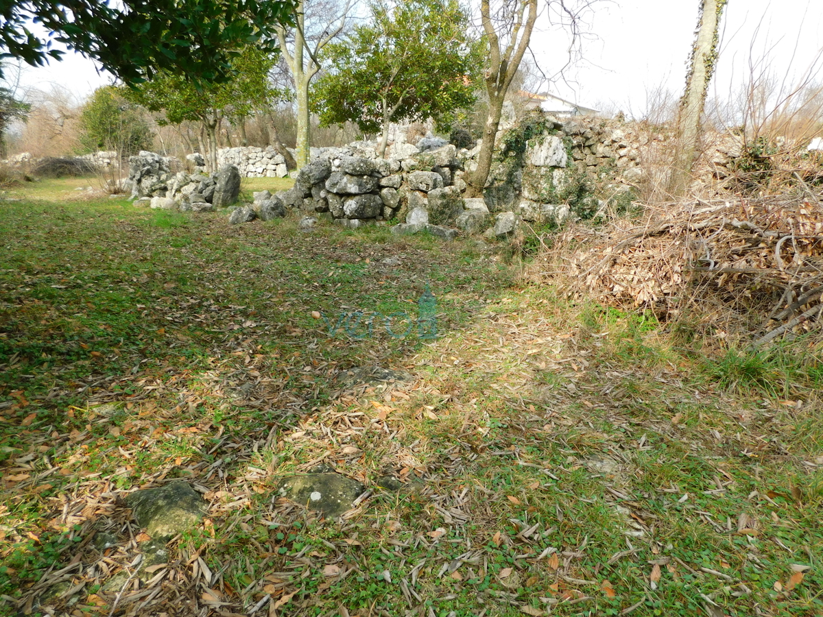 Isola di Krk, zona Dobrinj, vecchia casa da ristrutturare, in vendita