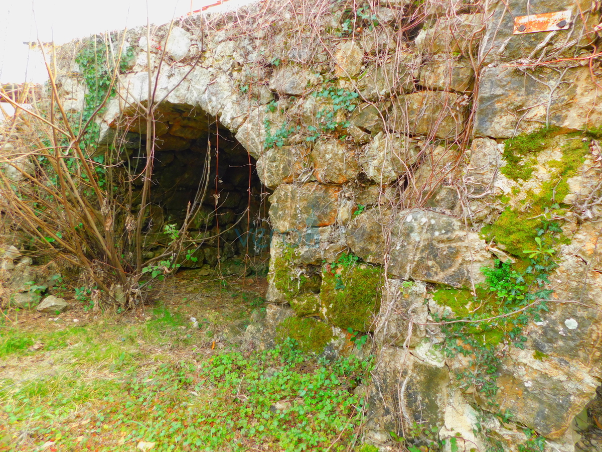 Isola di Krk, zona Dobrinj, vecchia casa da ristrutturare, in vendita