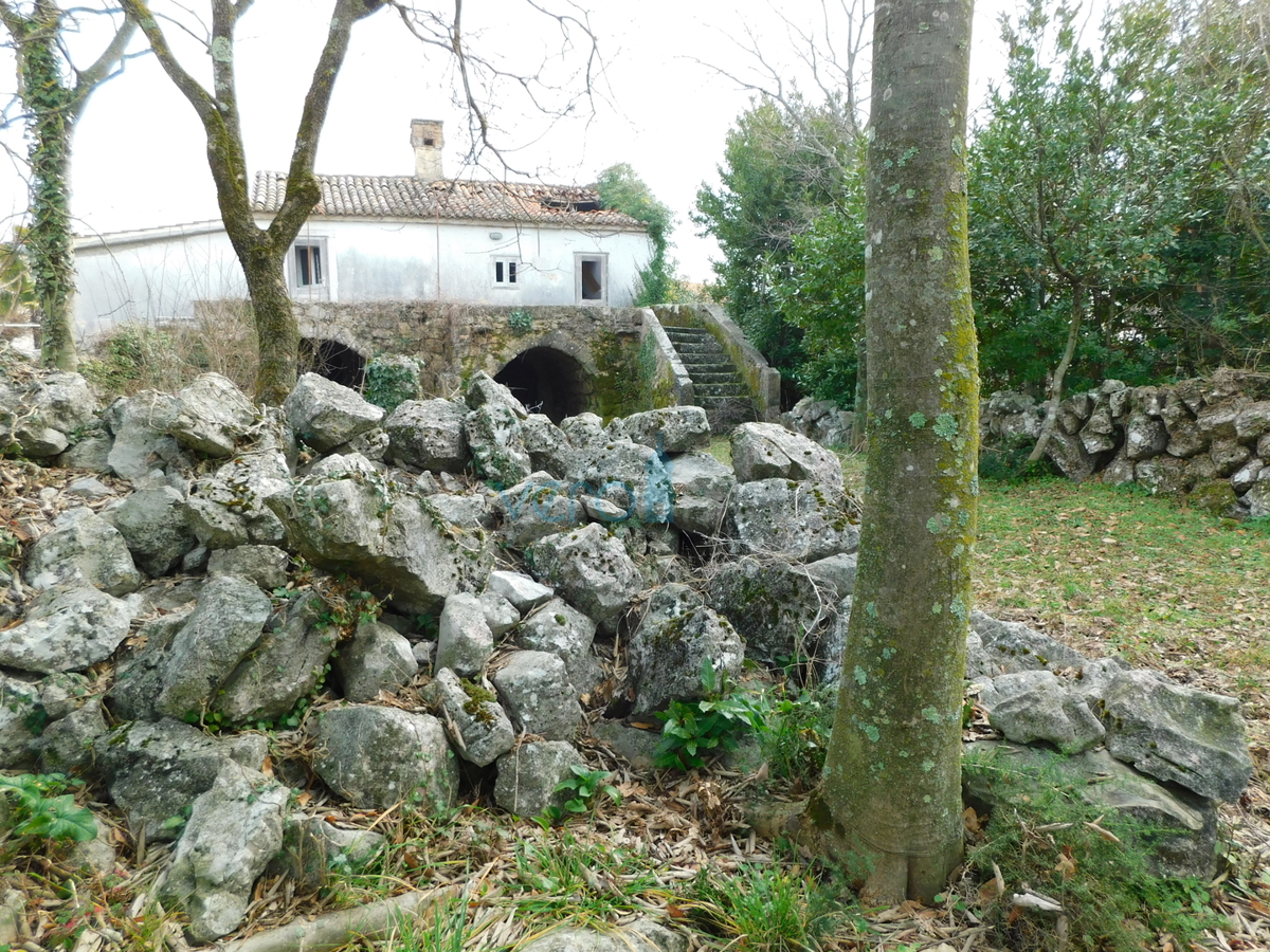 Isola di Krk, zona Dobrinj, vecchia casa da ristrutturare, in vendita