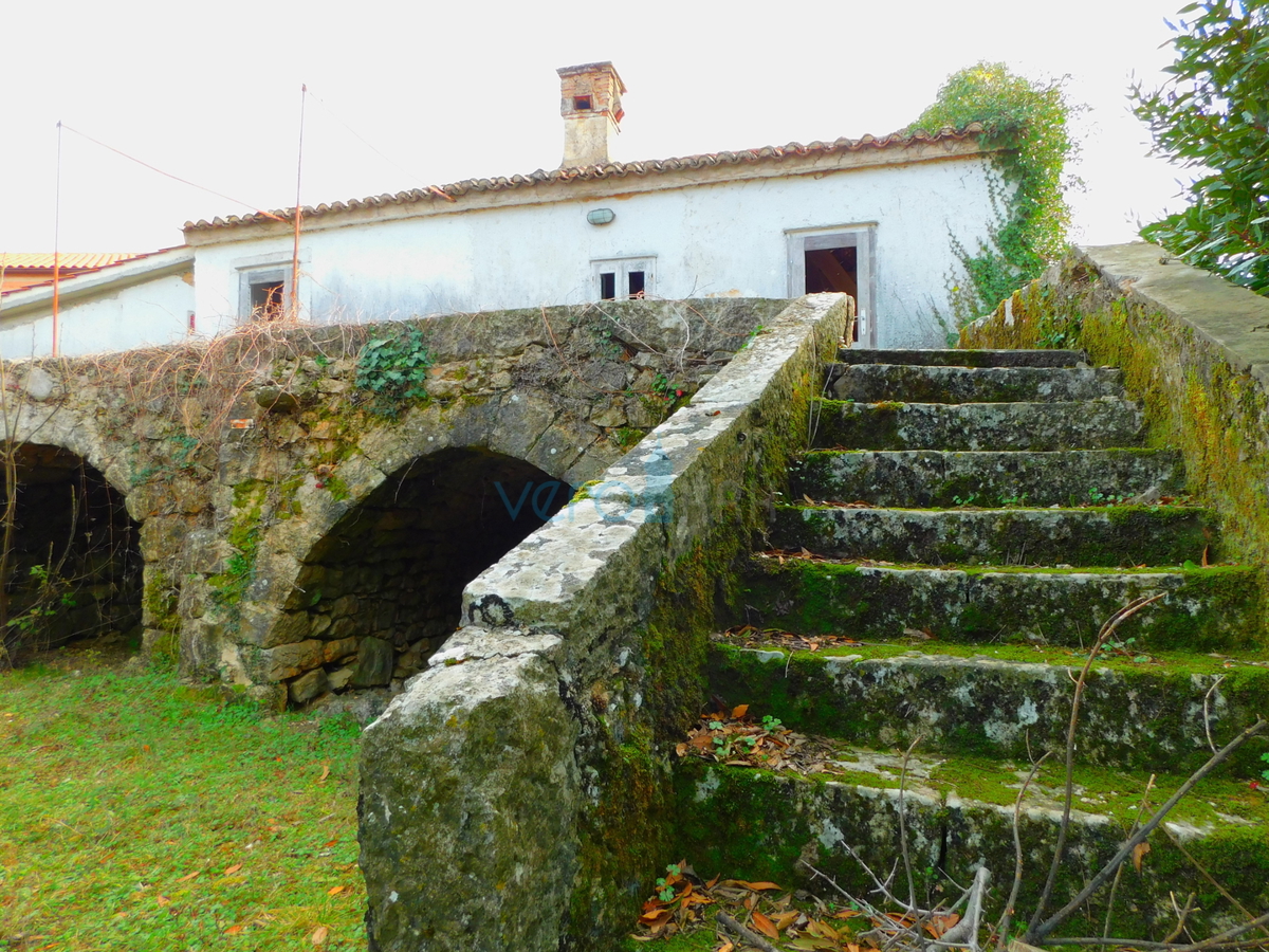 Isola di Krk, zona Dobrinj, vecchia casa da ristrutturare, in vendita