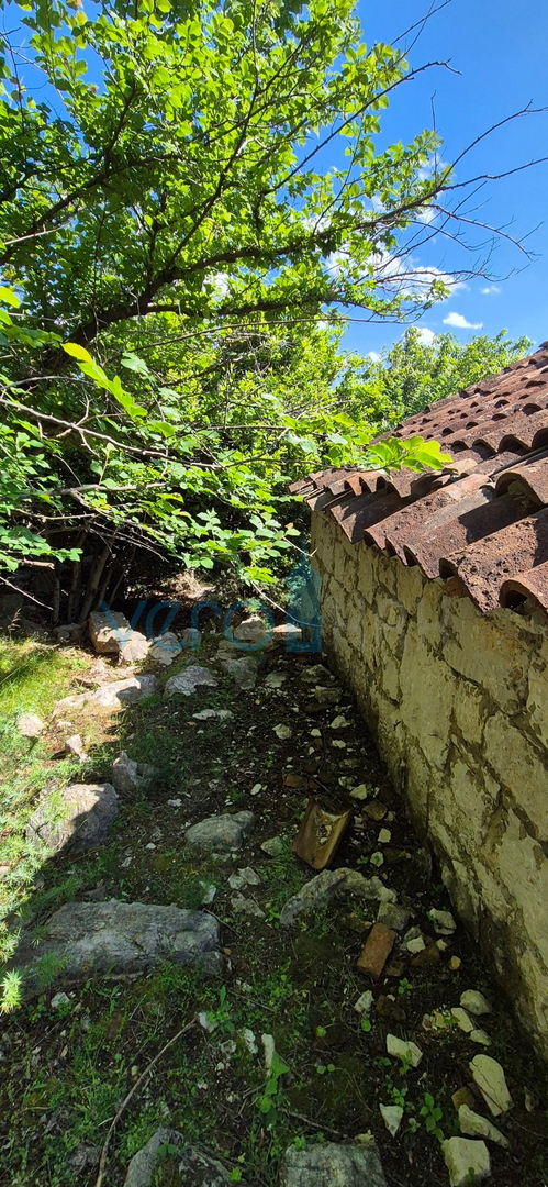 Baia Soline, dintorni, casa in pietra al piano terra, cortile, posizione tranquilla, vista, vendita