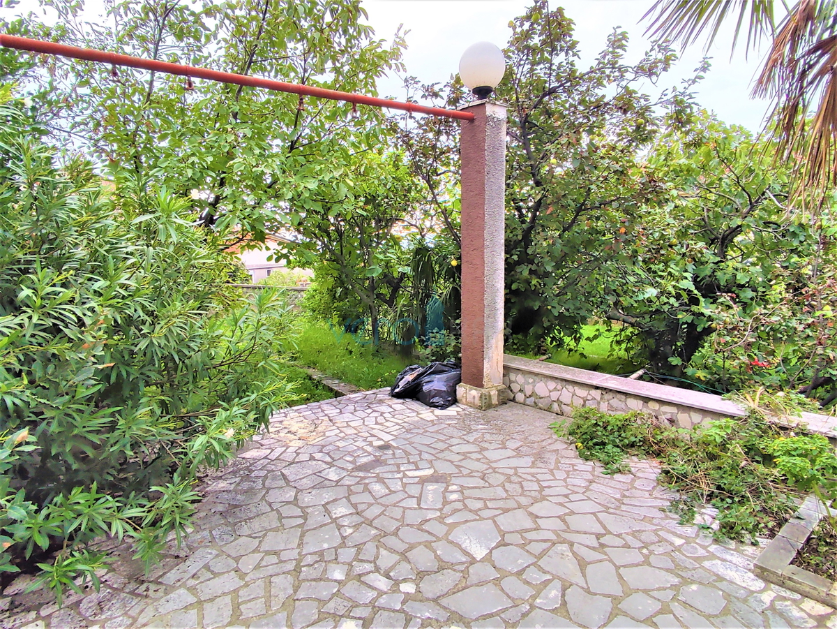 Crikvenica - casa indipendente con appartamento su un ampio giardino, in vendita