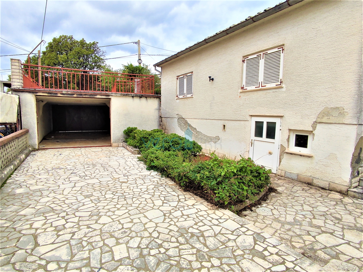 Crikvenica - casa indipendente con appartamento su un ampio giardino, in vendita